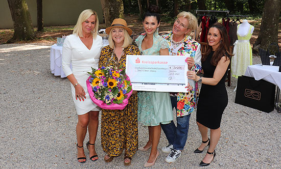 Erster Charity Event seit vor-Covid: Der Ladies Lunch im Teatro Solln im Iberl zugunsten der Tribute to Bambi Stiftung. Die Gastgeberinnen Birgit Fischer-Höper, Claudia Effenberg, und Cynzia Russoniello übergaben Patricia Riekel, der Vorstandsvorsitzenden der Tribute to Bambi Stiftung, einen Spendenbeitrag i.H.v. 21.275 € (©Foto: Martin Schmitz)